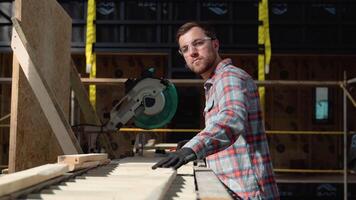 bouwer zagen een bord met een circulaire zag in de snijdend een houten plank video