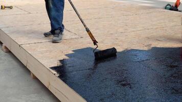 impermeabilizzazione il pavimento nel un' privato Casa, l'applicazione liquido resina per il pavimento, calcestruzzo massetto e impermeabilizzazione, riparazione e costruzione opera video