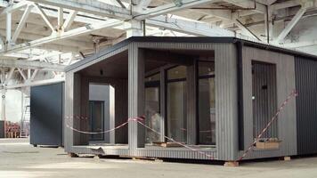 een nieuw houten modulair geprefabriceerd huis binnen een industrieel gebouw video