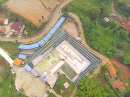 aéreo fotografía. paisaje ver desde encima el vacío nadando piscina. el nadando piscina es abandonado, deshabitado y sucio. Disparo desde un zumbido volador 200 metros alto foto