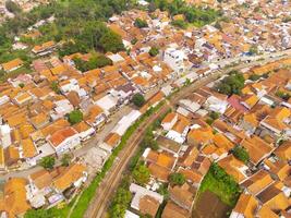 increíble paisaje de tren pistas aves ojo ver desde zumbido de un ferrocarril línea en el medio de densamente poblado casas en cicalengka, Indonesia. Disparo desde un zumbido volador 200 metros alto. foto