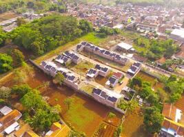 parte superior ver pequeño alojamiento. aéreo fotografía. aéreo panorama terminado pequeño aislado alojamiento complejo. Disparo desde un zumbido volador 200 metros alto. cikancung, Indonesia foto