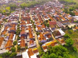 aéreo de casas en Bandung afueras. un aéreo ver tomado desde un zumbido de un grande alojamiento inmuebles en bandung, Indonesia. muchos similar casas en un denso desarrollo. foto