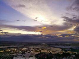 puesta de sol vista. aéreo fotografía. pintoresco panorámico aéreo cielo en el tarde. Disparo desde un zumbido volador 200 metros alto. cikancung, Indonesia foto