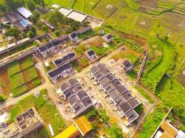 parte superior ver pequeño alojamiento. aéreo fotografía. aéreo panorama terminado pequeño aislado alojamiento complejo. Disparo desde un zumbido volador 200 metros alto. cikancung, Indonesia foto