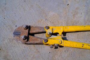 industrial fotografía. construcción herramientas. aislado hierro bar corte tijeras. un bar hierro corte herramienta poseído por un constructor. bandung, Indonesia foto