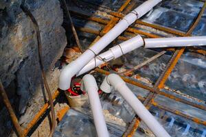 industrial fotografía. construcción trabajo actividades. arreglando el de la casa eléctrico alambrado utilizando tubería antes de cubierta ellos con cemento piezas fundidas. Bandung - Indonesia, Asia foto