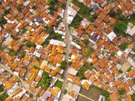 aéreo ver de muy poblado zona en Bandung ciudad, capital de Oeste Java provincia, Indonesia. uno de el más densamente poblado residencial distritos en asia.shot desde un zumbido volador 200 metros alto foto