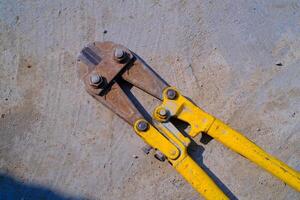 industrial fotografía. construcción herramientas. aislado hierro bar corte tijeras. un bar hierro corte herramienta poseído por un constructor. bandung, Indonesia foto