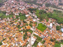 aéreo ver de muy poblado zona en Bandung ciudad, capital de Oeste Java provincia, Indonesia. uno de el más densamente poblado residencial distritos en asia.shot desde un zumbido volador 200 metros alto foto