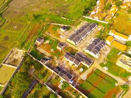 parte superior ver pequeño alojamiento. aéreo fotografía. aéreo panorama terminado pequeño aislado alojamiento complejo. Disparo desde un zumbido volador 200 metros alto. cikancung, Indonesia foto