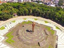 Bandung mar de fuego Monumento en tegalega parque, Bandung - Indonesia. parte superior ver nacional Monumento, Indonesia, Asia. aéreo vista. zumbido fotografía. Disparo desde un zumbido volador 100 metros alto foto