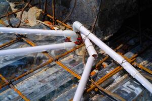 industrial fotografía. construcción trabajo actividades. arreglando el de la casa eléctrico alambrado utilizando tubería antes de cubierta ellos con cemento piezas fundidas. Bandung - Indonesia, Asia foto