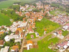 aéreo ver de nagreg ciudad - Indonesia desde el cielo. allí son arroz campos, valles y sierras, exprimido por denso asentamientos y un principal la carretera. Disparo desde un zumbido volador 200 metros alto. foto