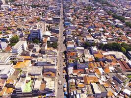 paisaje urbano de un superpoblado residencial distrito en Bandung ciudad. ver de el denso residencial paisaje en abajo. aéreo fotografía. social asuntos. Disparo desde un volador zumbido foto