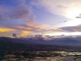 puesta de sol vista. aéreo fotografía. pintoresco panorámico aéreo cielo en el tarde. Disparo desde un zumbido volador 200 metros alto. cikancung, Indonesia foto