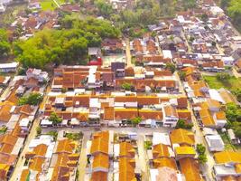 aéreo de casas en Bandung afueras. un aéreo ver tomado desde un zumbido de un grande alojamiento inmuebles en bandung, Indonesia. muchos similar casas en un denso desarrollo. foto