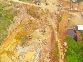 parte superior ver de camión cola. camiones son hacer cola a transporte minería productos desde el ciudad de cikancung, Indonesia. Disparo desde un zumbido volador 200 metros alto foto