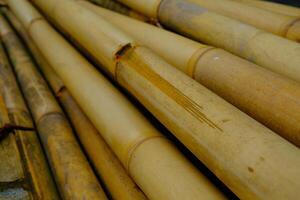 antecedentes fotografía. texturizado antecedentes. un pila de racimos de antiguo amarillo bambú. antiguo bambú es recogido en el lado de el la carretera para edificio construcción. bandung, Indonesia foto