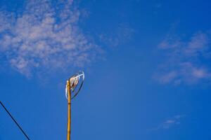 paisaje fotografía. paisaje vista. televisión antena con bambú polo. un televisión antena con un azul cielo antecedentes. bandung, Indonesia foto