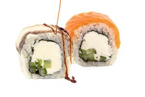 japonés Sushi rollos con Anguila y rojo pescado rociado con soja salsa. japonés restaurante menú. foto