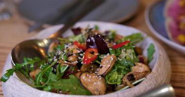 frisch Salat von Meeresfrüchte. Krake, Tintenfisch, Garnele. Meer Salat auf Weiß Gericht rotierend. video