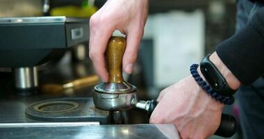 de cerca Disparo muestra el proceso de haciendo café por Café exprés máquina. video