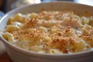 cremoso macarrones y queso con migas de pan foto