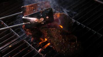 delizioso Manzo bistecca cucinando al di sopra di fiammeggiante griglia video