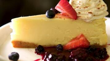 morango bolo de queijo servido em prato em escuro de madeira mesa Fundação. video