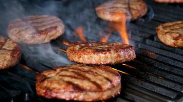 barbecue voor een Hamburger gekookt Aan een Open brand en draaide zich om over- vlees pasteitjes grond fijngehakt vlees klaar gebakken en heel smakelijk beurt over- met een spatel Aan brand. de brand alleen maar brandwonden en is heel smakelijk video