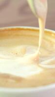açafrão chai café com leite às cafeteria copo do cappuccino video