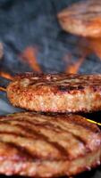 chef Koken barbecue tafereel hamburgers omgedraaid over- met een tong spatel keerpunt Aan de rooster over- een kalmte brand vlam video