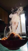 verticale chaud vapeur monte en haut des légumes bouillie carottes frit avec oignons fermer une lot de vapeur fumée verre rayé table ordinaire cuisine contre le Contexte de fenêtre Soleil des rayons Accueil cuisine video