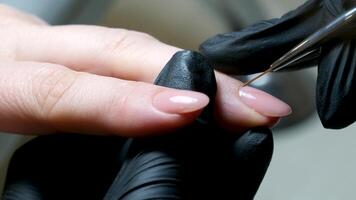 manicure doet de verwerken van de nagelriem naar een speciaal inrichting schoonmaak nagels gebruik makend van manicure snijder. macro. detailopname Verwijderen gel, manicure machine, vrouw meester. nagel technicus reinigt nagels video