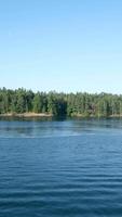 Festlegung Schuss von Wasser Weg Aussicht von Fähre mit Blau Himmel und Weiß Wolken im schleppend Bewegung beim Sommer- Tag im Vancouver, Kanada, Norden Amerika. Tag Zeit video