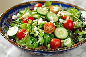 un vistoso ensalada lleno de frondoso verduras. Cereza Tomates, Pepino y se desmoronó queso feta queso foto