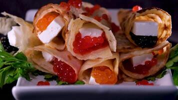 rot und schwarz Kaviar Feta Käse Portion ein köstlich Vorspeise Gericht im ein Restaurant video