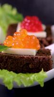 Lachs rot Kaviar Weiß Hintergrund. Luxus Delikatesse Lebensmittel. roh Meeresfrüchte. Makro Fisch Kaviar. video