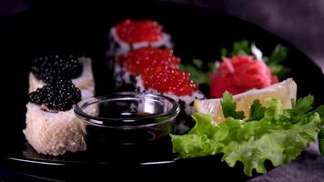 sushi med röd svart kaviar eras på en tallrik virvlar i främre av de kamera närbild en massa av pengar rikedom lyx semester liv utan regler i en miljardär miljonär mat för rik en massa av pengar video