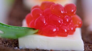 sanduíches com vermelho e Preto caviar em branco e Preto pão video