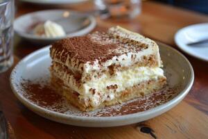 cremoso Tiramisu servido con dama dedos foto