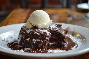 húmedo chocolate lava pastel coronado con vainilla hielo crema. foto