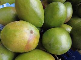 verde mangos en mercado foto