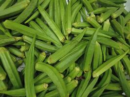 okra en mercado foto