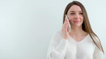 verärgert traurig beiläufig Frau im Weiß Hemd reden auf Telefon jung Deutsche Frau im ein Weiß Hemd video
