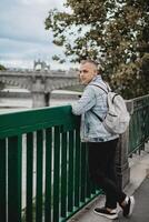 un hombre vistiendo un azul chaqueta foto