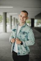 un hombre en un azul chaqueta es sonriente y posando para un foto