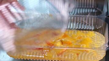 hemlagad persika sylt med organisk frukt. ljuv sylt på en ljus bakgrund video