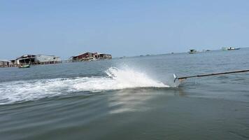 Vietnam phu quoc Insel Fischers Haus im das indisch Ozean Angeln Boot Fang wachsen Fisch Fisch Bauernhof Restaurant auf das Wasser Fang Fisch wachsen Netze hölzern Haus video